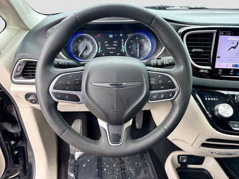 Used 2023 Chrysler Pacifica Touring-L FWD image 11