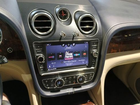Used 2017 Bentley Bentayga AWD/4WD image 21