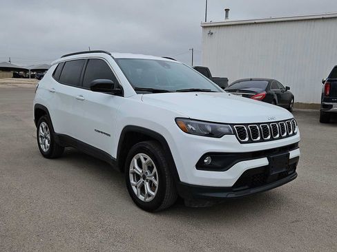 Used 2025 Jeep Compass Latitude AWD/4WD image 2