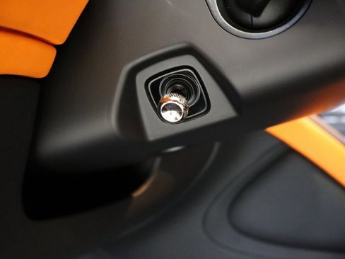 Used 2025 Bentley Bentayga image 18