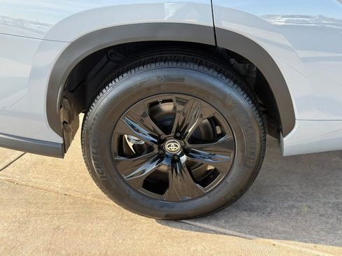 Certified 2024 Toyota Highlander XLE image 6