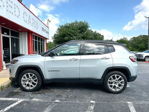 Used 2025 Jeep Compass Limited image 6