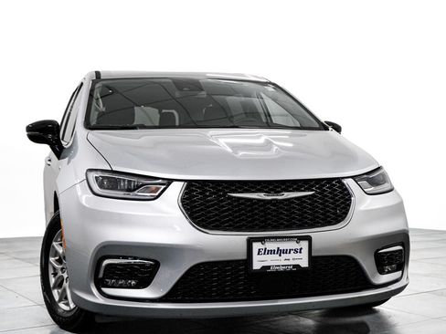 Used 2024 Chrysler Pacifica Touring-L FWD image 3