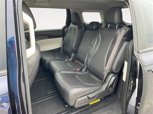 Used 2024 Kia Carnival LX image 13