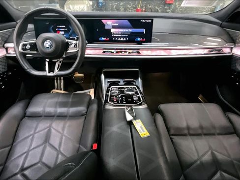Used 2023 BMW i7 xDrive60 w/ Executive Package 2 AWD/4WD image 18