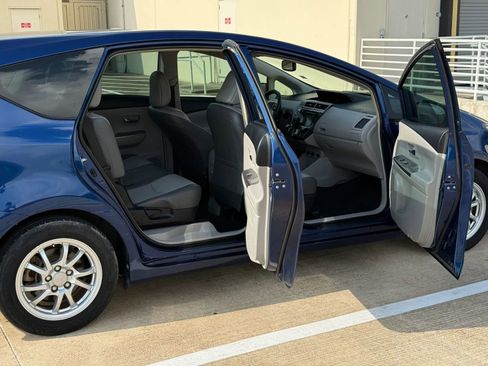 Used 2016 Toyota Prius V Four FWD image 17