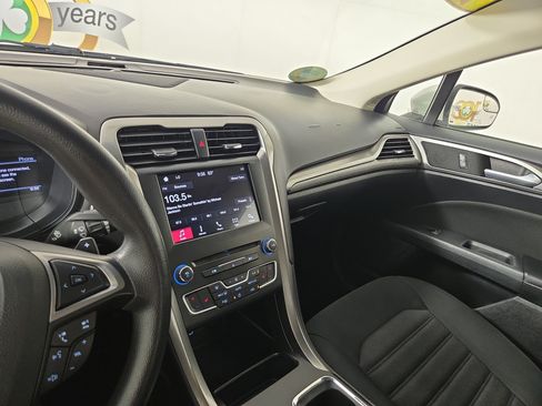 Used 2018 Ford Fusion SE w/ Fusion SE Technology Package FWD image 22