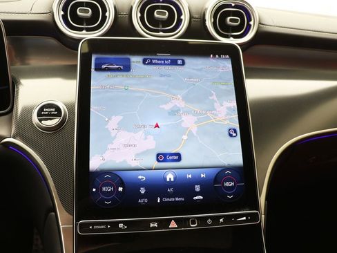 Used 2025 Mercedes-Benz GLC 300 4MATIC image 28