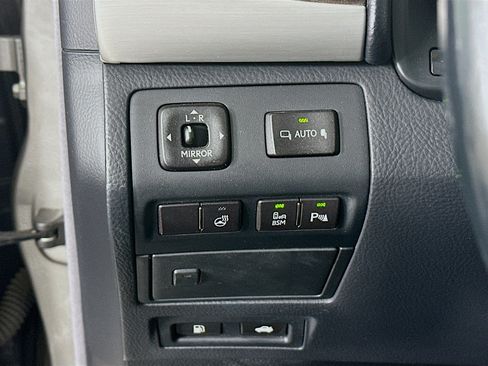 Used 2017 Lexus LS 460 w/ Ultra Luxury Package RWD image 17