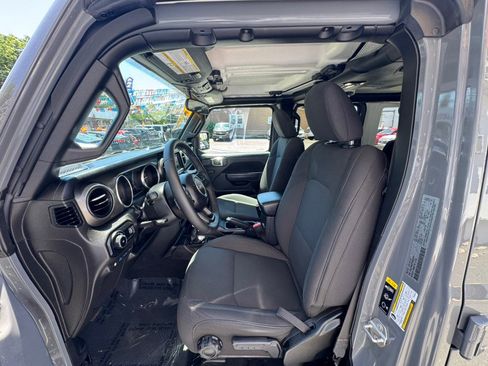 Used 2023 Jeep Wrangler Unlimited w/ Cold Weather Group AWD/4WD image 9