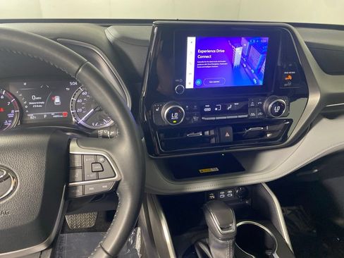 Used 2024 Toyota Highlander XLE AWD/4WD image 16