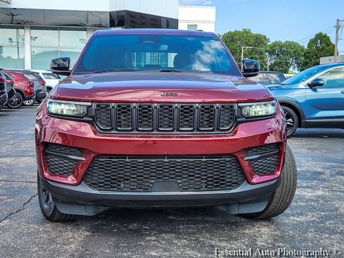 Used 2024 Jeep Grand Cherokee Altitude AWD/4WD image 4