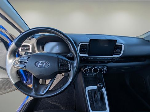 Used 2023 Hyundai Venue Limited image 11