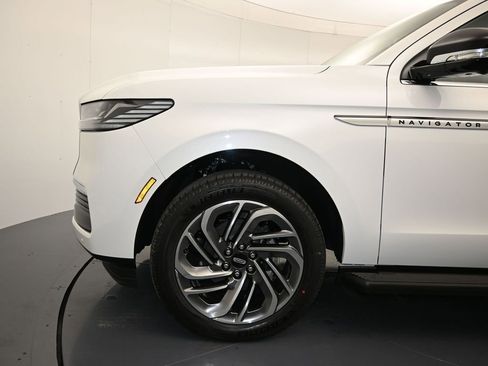 New 2026 Lincoln Navigator L Premier AWD/4WD image 9