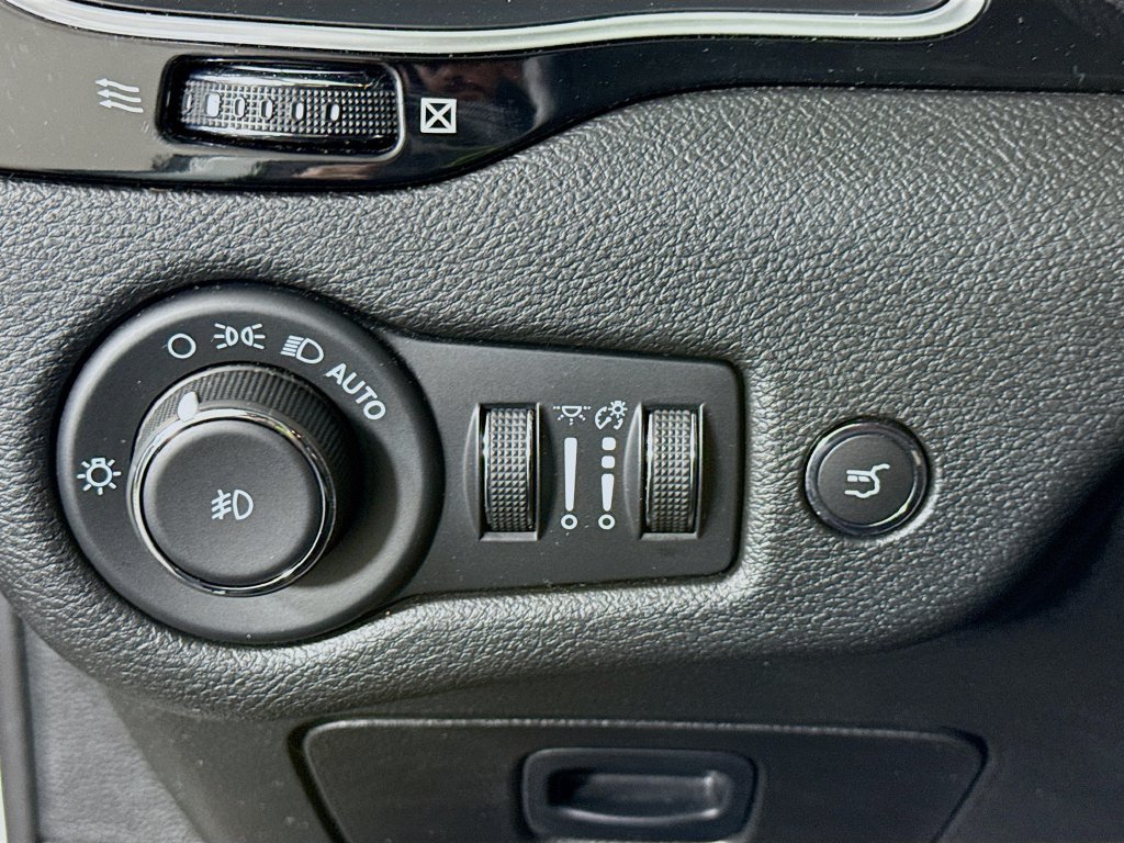 Used 2023 Jeep Cherokee Altitude Lux w/ Lux Elite Package AWD/4WD image 19