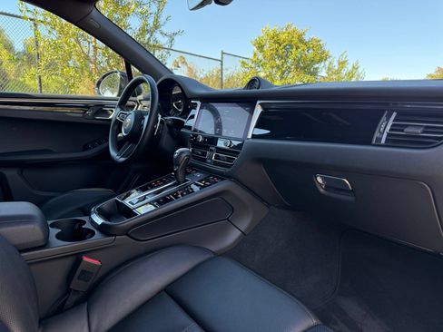 Certified 2024 Porsche Macan AWD/4WD image 25
