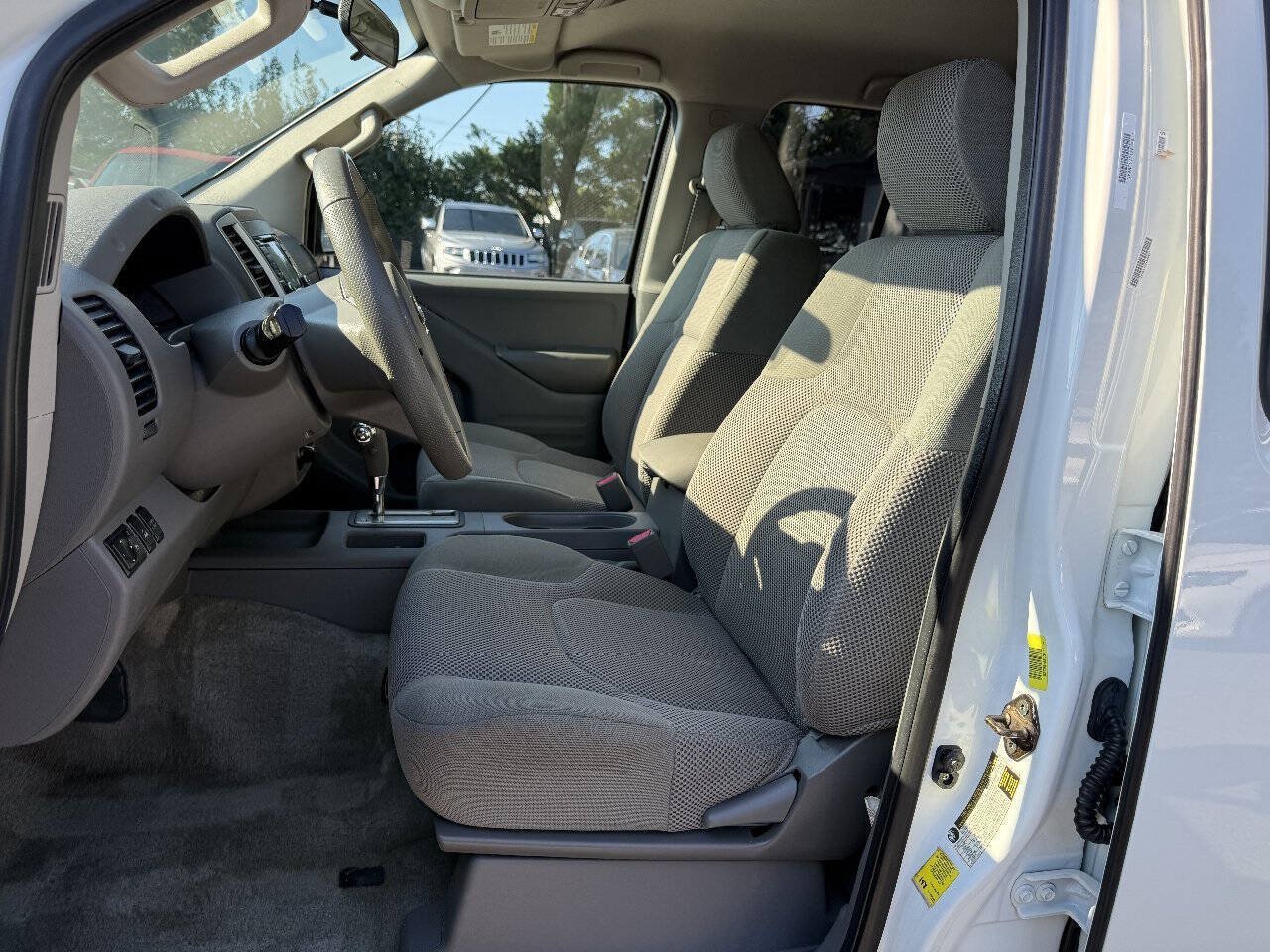 Used 2015 Nissan Frontier SV AWD/4WD image 9