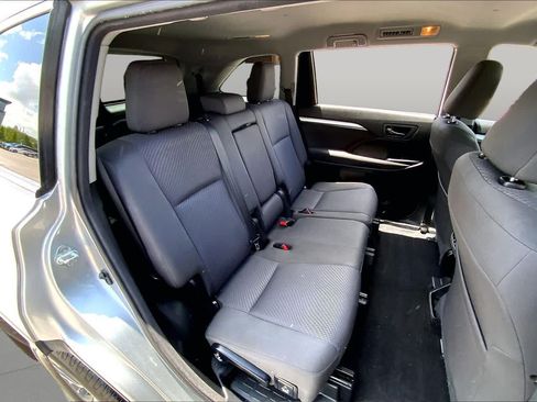 Used 2017 Toyota Highlander LE FWD image 19
