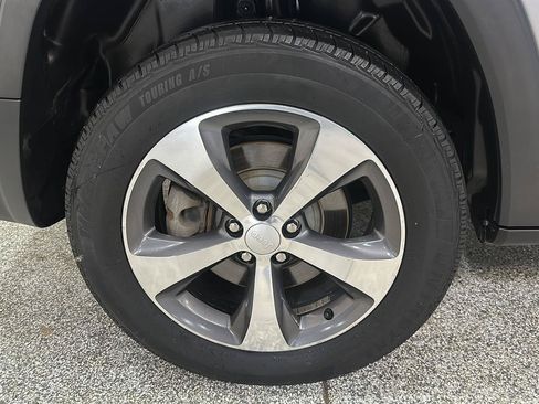 Used 2019 Jeep Cherokee Limited w/ Luxury Group AWD/4WD image 10