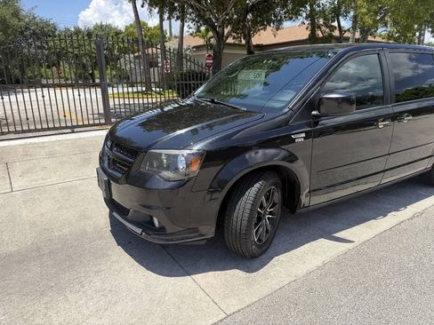 Used 2015 Dodge Grand Caravan SXT w/ Blacktop Package FWD image 3
