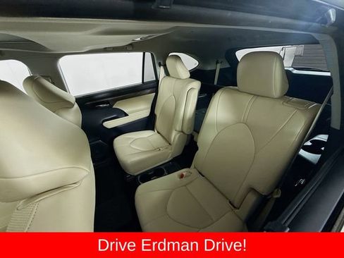 Used 2023 Toyota Highlander Limited FWD image 8