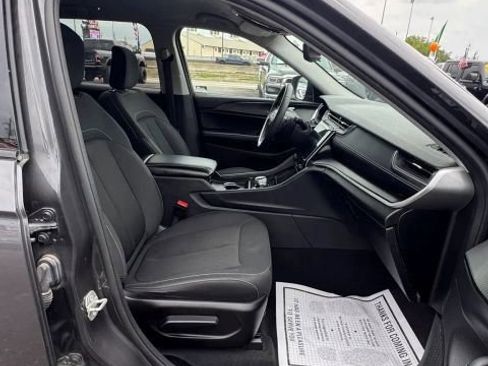 Used 2024 Jeep Grand Cherokee Laredo RWD image 16