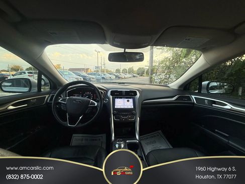 Used 2017 Ford Fusion SE w/ Fusion SE Technology Package image 4