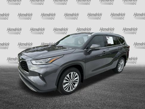 Used 2024 Toyota Highlander Platinum FWD image 5
