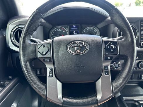 Certified 2022 Toyota Tacoma TRD Off-Road AWD/4WD image 17