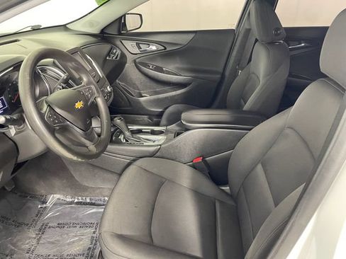 Used 2018 Chevrolet Malibu LT FWD image 2