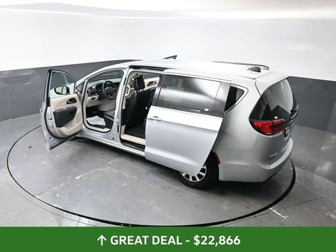 Used 2024 Chrysler Pacifica Limited FWD image 61