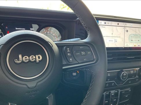 Used 2026 Jeep Gladiator Rubicon AWD/4WD image 9