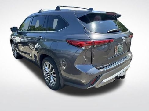 Used 2022 Toyota Highlander Platinum AWD/4WD image 3