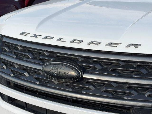 Used 2018 Ford Explorer XLT w/ Equipment Group 202A FWD image 13