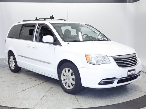 Used 2014 Chrysler Town & Country Touring FWD image 7