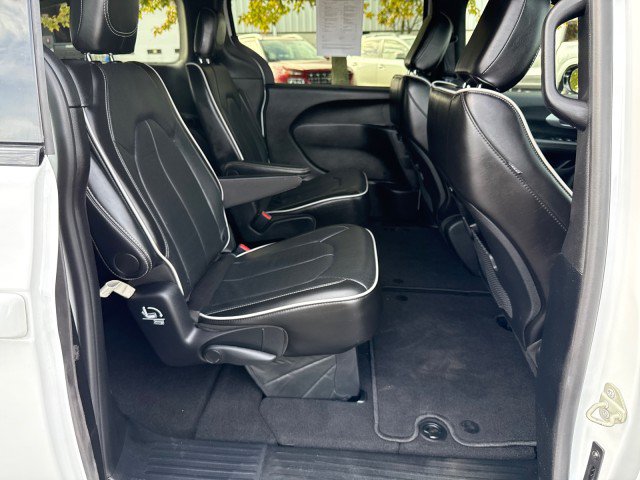Used 2025 Chrysler Pacifica Limited FWD image 29