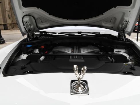 Used 2023 Rolls-Royce Cullinan w/ Cullinan Package image 23