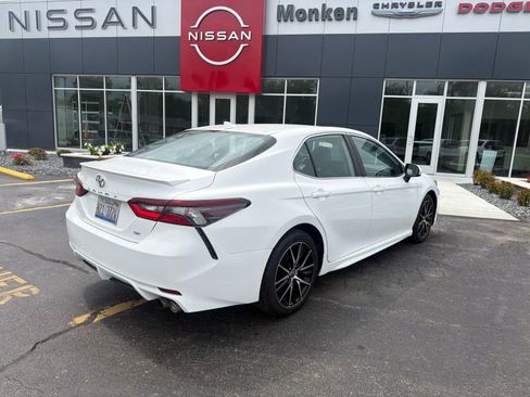 Used 2021 Toyota Camry SE FWD image 2