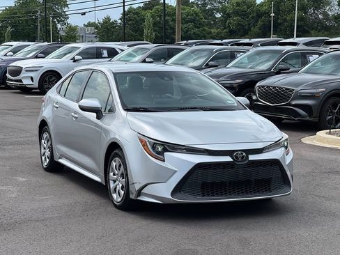Used 2021 Toyota Corolla LE FWD image 4