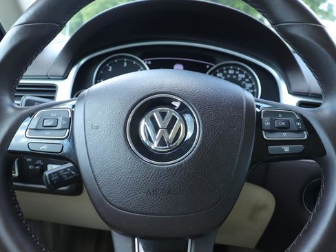 Used 2013 Volkswagen Touareg TDI AWD/4WD image 29