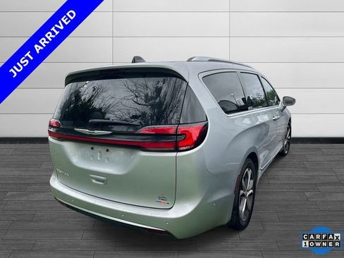 Used 2024 Chrysler Pacifica Pinnacle FWD image 3