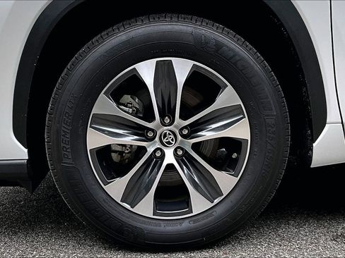 Used 2025 Toyota Highlander XLE FWD image 35