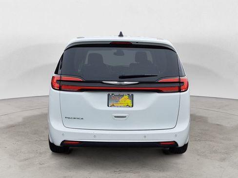 Used 2023 Chrysler Pacifica Touring-L image 4