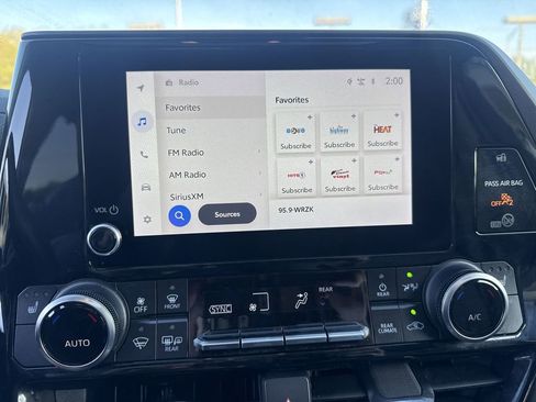 Used 2023 Toyota Highlander XLE image 15