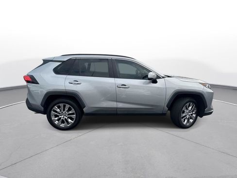 Used 2020 Toyota RAV4 XLE Premium FWD image 5