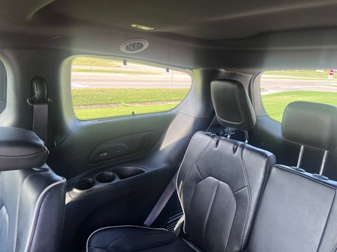 Used 2022 Chrysler Pacifica Limited w/ S Appearance Package FWD image 20