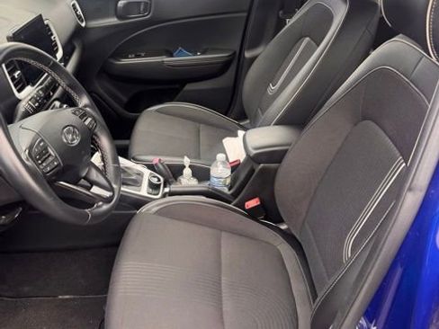 Used 2023 Hyundai Venue Limited FWD image 2