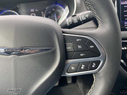 Certified 2025 Chrysler Pacifica Select FWD image 42