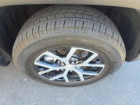 Used 2025 Jeep Grand Cherokee Limited image 10