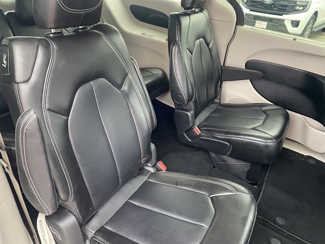 Used 2024 Chrysler Pacifica Touring-L FWD image 7